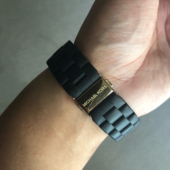 ❌ SOLD! Authentic Michael Kors watch in black and gold - Picture 4 of 7